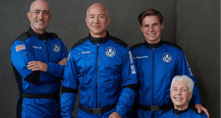 Jeff Bezos lo logra, va al espacio y vuelve en un cohete de Blue Origin