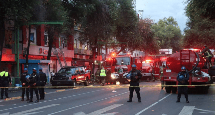 Bomberos controlan incendio en Plaza de la Tecnología en CDMX