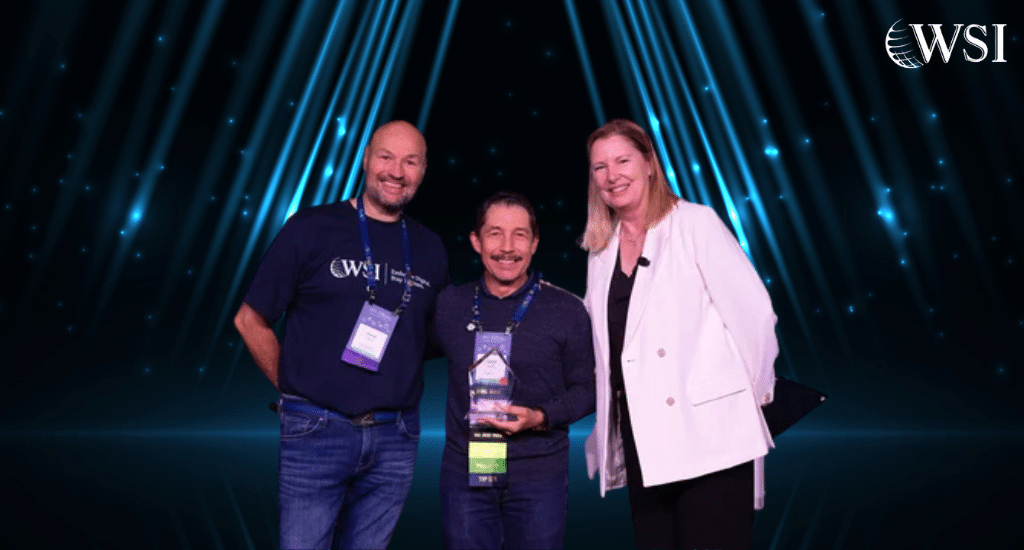 Carlos Guzmán (Centro), premiado en la Convención Global de WSI, celebrada en Cancún, México.