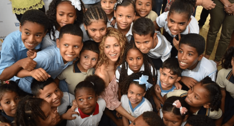 Shakira, Code.org y Amazon impulsan la educación tecnológica entre jóvenes hispanos