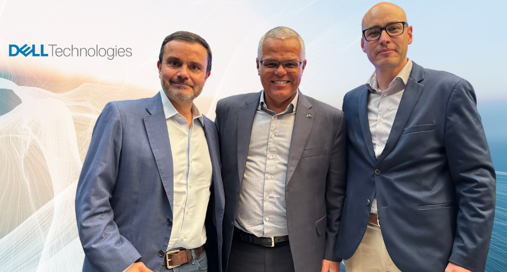 Juan Francisco Aguilar, Marcio Aguiar y Kurt Yáñez,durante el panel AI: El viaje continúa 2025.