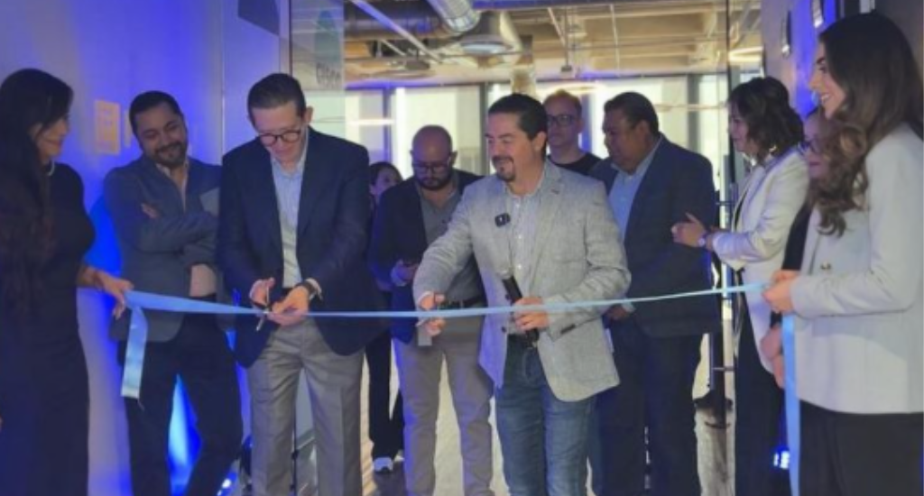 Francisco Naranjo (Cisco México) y Gerardo Romero (Ingram Micro México, en el corte de listón.