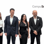 Ejecutivos de CompuSoluciones e IBM en la inauguración del centro.
