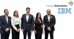 Ejecutivos de CompuSoluciones e IBM en la inauguración del centro.