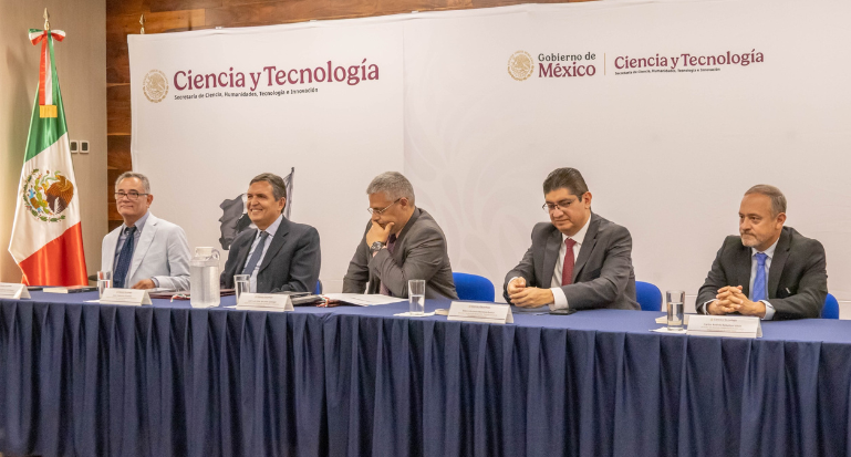 Funcionarios de la Secretaría de Ciencia, Humanidades, Tecnología e Innovación (Secihti) y ejecutivos de Intel.