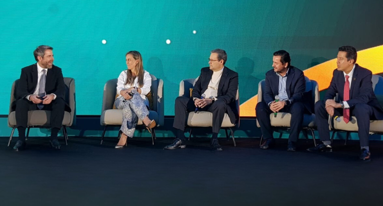 Moisés Avelar, Grupo CVA; Juanita Gómez, Microsoft; Israel Bedolla, BenQ; Fabio Oliveira, Lenovo, Santiago Cardona, Qualcomm.
