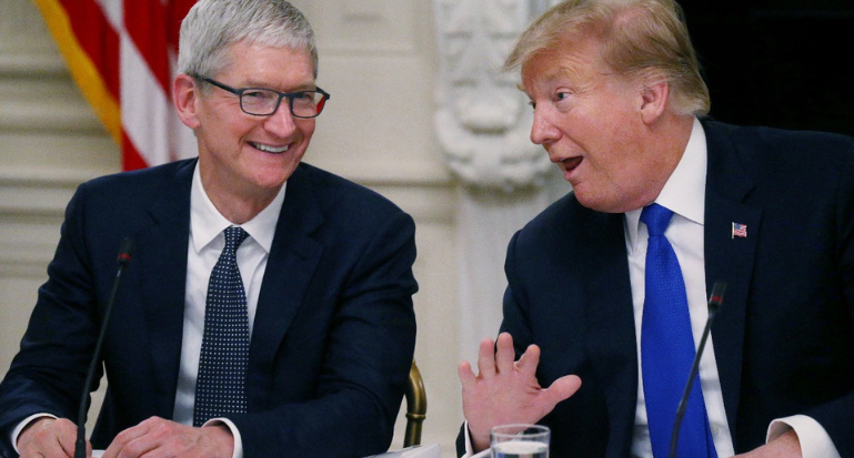 Tim Cook y Donald Trump.