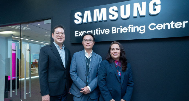 shawn_lee_vp_corporativo_presidente_consumer_electronics_business_samsungMexico_alajandro_jaritz_vp_senior _consumer_ electronics_ana_lira_directora_division_b2b Ellos resaltaron la importancia de este centro para acercar la innovación tecnológica a clientes y aliados estratégicos.