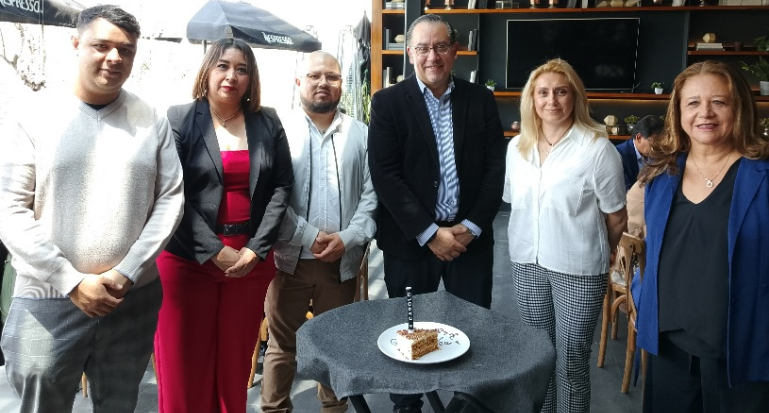 Jair Morales, Ingeniero de pre y post venta; Adriana Fernández, Gerente de canales para gobierno y B2B; Alejandro Galán, Gerente de mercadotecnia; Francisco Romero, Director Comercial; Maru Navas, Gerente senior de canales y Mónica Ayala, Gerente de cuentas especiales