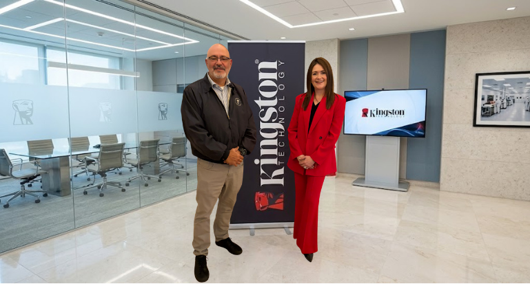Óscar Martínez, director de Kingston Technology para Miami, México, Centroamérica y Caribe e Ivette Barragán, próxima gerente general de Kingston Technology México.